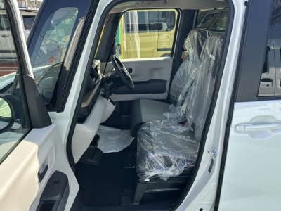 新型N-BOX(ホンダ)届出済未使用車 前席内装