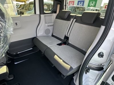 新型N-BOX(ホンダ)届出済未使用車 後席内装