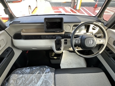 新型N-BOX(ホンダ)届出済未使用車 後席から見た前席