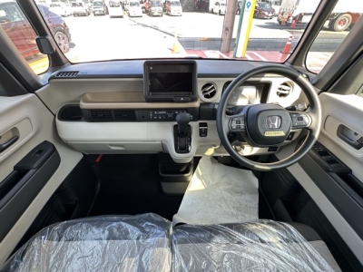 新型N-BOX(ホンダ)届出済未使用車 後席から見た前席