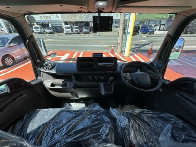 キャンター(三菱)レンタ登録済未使用車 後席から見た前席