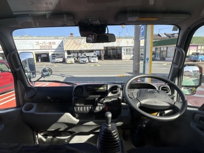 ダイナトラック(トヨタ)登録済未使用車 後席内装