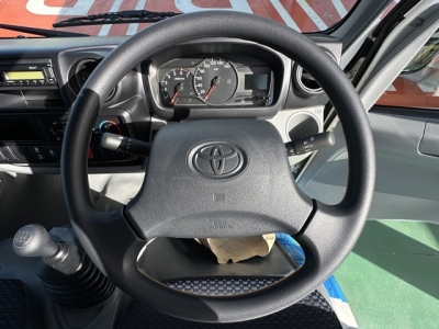 ダイナトラック(トヨタ)登録済未使用車 後席から見た前席