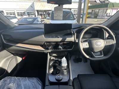 エクストレイル(ニッサン)登録済未使用車 後席から見た前席