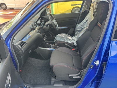 スイフトスポーツ(スズキ)登録済未使用車 前席内装