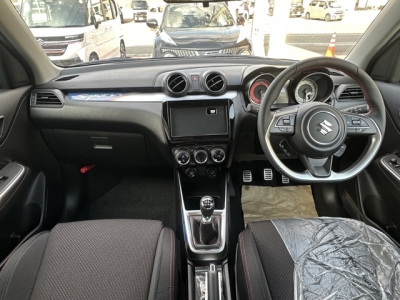 スイフトスポーツ(スズキ)登録済未使用車 後席から見た前席