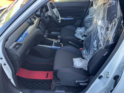 スイフトスポーツ(スズキ)登録済未使用車 前席内装