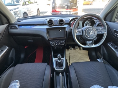 スイフトスポーツ(スズキ)登録済未使用車 後席から見た前席