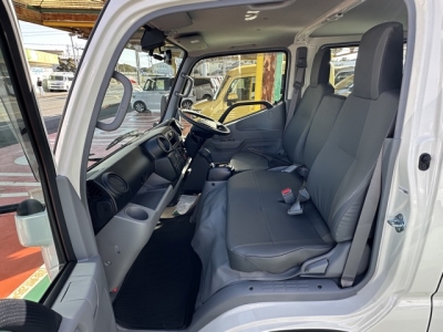 ダイナトラック(トヨタ)届出済未使用車 前席内装