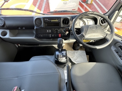 ダイナトラック(トヨタ)届出済未使用車 後席から見た前席