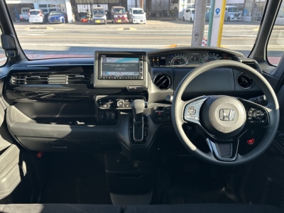 N-BOXカスタム(ホンダ)中古車 後席から見た前席