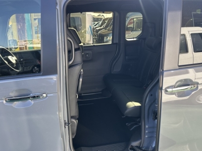 新型N-BOX(ホンダ)届出済未使用車 後席内装