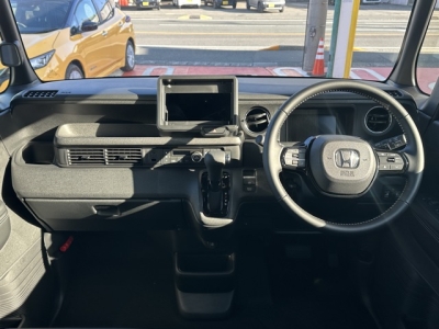 新型N-BOX(ホンダ)届出済未使用車 後席から見た前席