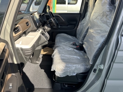 新型スペーシア(スズキ)届出済未使用車 前席内装