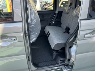 新型スペーシア(スズキ)届出済未使用車 後席内装