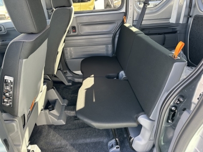 N-VAN(ホンダ)届出済未使用車 後席から見た前席