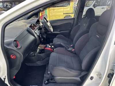 ノート(ニッサン)中古車 前席内装