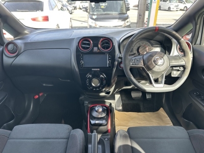 ノート(ニッサン)中古車 後席から見た前席