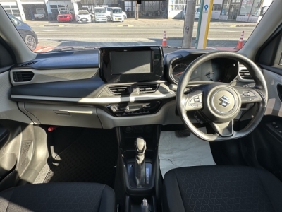 新型スイフト(スズキ)中古車 後席から見た前席