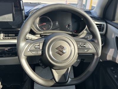 新型スイフト(スズキ)中古車 内外装写真