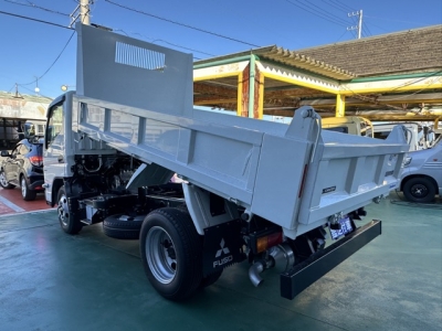 キャンター(三菱)登録済未使用車 後方