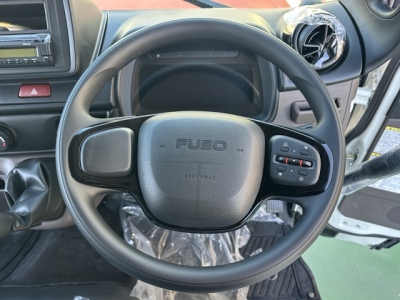 キャンター(三菱)登録済未使用車 後席から見た前席