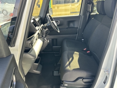 新型N-BOX(ホンダ)届出済未使用車 前席内装