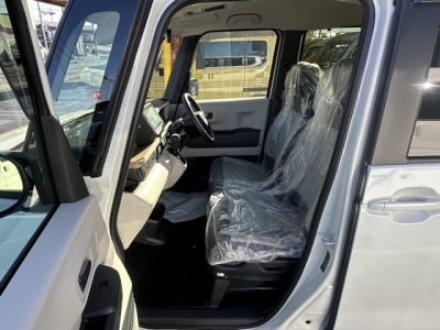 新型N-BOX(ホンダ)届出済未使用車 前席内装