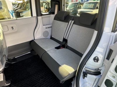 新型N-BOX(ホンダ)届出済未使用車 後席内装