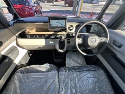 新型N-BOX(ホンダ)届出済未使用車 後席から見た前席