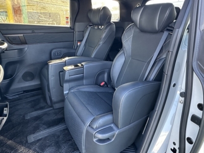 ヴェルファイアハイブリッド(トヨタ)中古車 後席内装