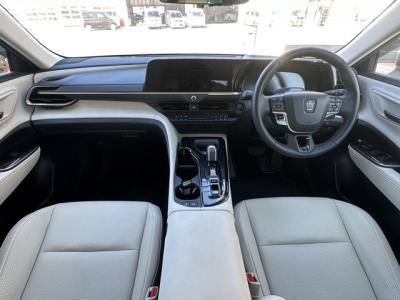 クラウンクロスオーバー(トヨタ)中古車 後席から見た前席