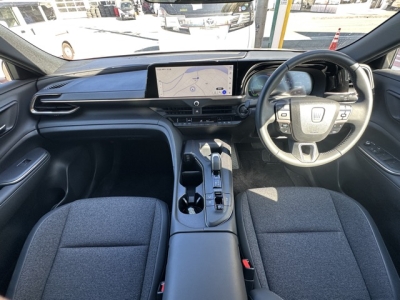 クラウンクロスオーバー(トヨタ)中古車 後席から見た前席