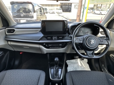 新型スイフト(スズキ)中古車 後席から見た前席