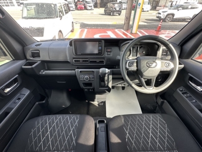 アトレー(ダイハツ)中古車 後席から見た前席