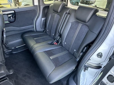 N-BOXカスタム(ホンダ)中古車 後席内装