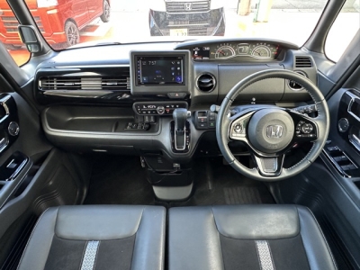 N-BOXカスタム(ホンダ)中古車 後席から見た前席