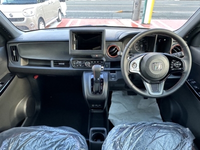 N-ONE(ホンダ)届出済未使用車 後席から見た前席