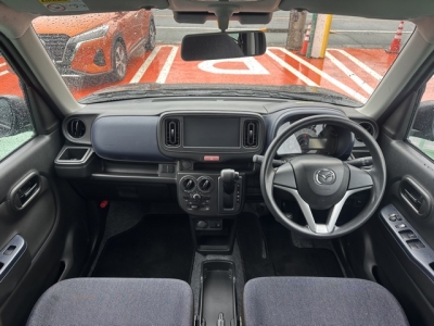 キャロル(マツダ)中古車 後席から見た前席