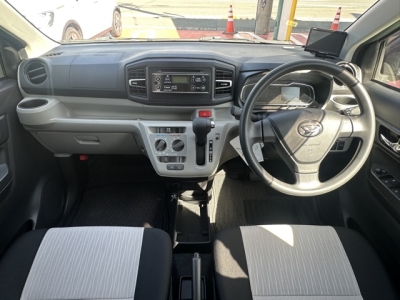 ミライース(ダイハツ)中古車 後席から見た前席
