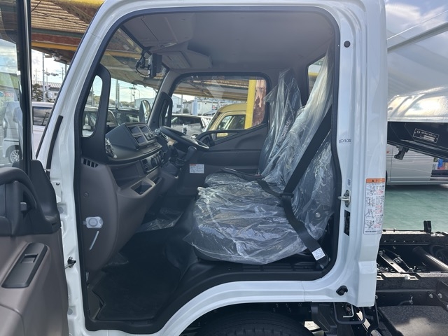 キャンター(三菱)登録済未使用車 3