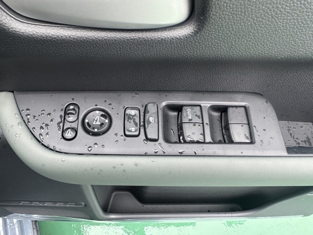 フリード(ホンダ)ディーラ-試乗車 13