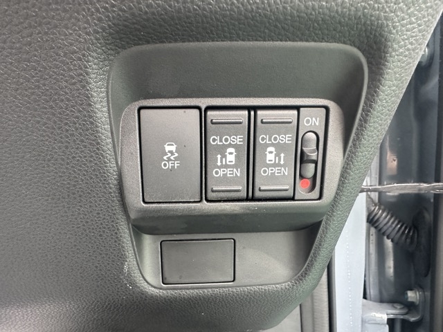 フリード(ホンダ)ディーラ-試乗車 15