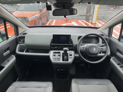 フリード(ホンダ)中古車 後席から見た前席