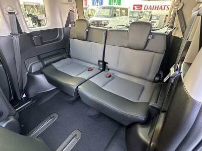 新型フリード(ホンダ)登録済未使用車 後席から見た前席