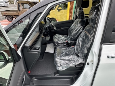 新型セレナ(ニッサン)見本展示車有り 前席内装