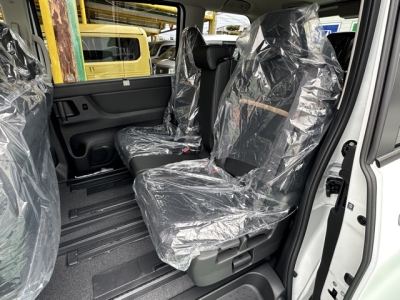 新型セレナ(ニッサン)見本展示車有り 後席内装