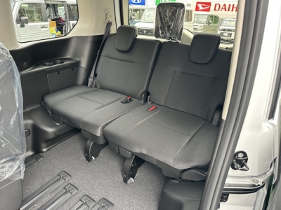 新型セレナ(ニッサン)見本展示車有り 後席から見た前席