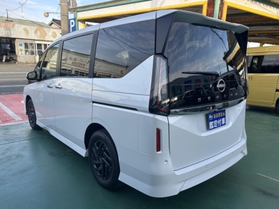 新型セレナ(ニッサン)見本展示車有り 後方