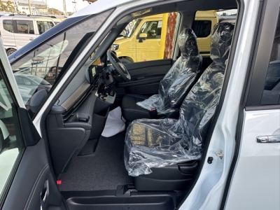 新型セレナ(ニッサン)見本展示車有り 前席内装